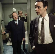 Kommissar Keller (Erik Ode, l.)