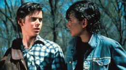 Amerika in den 1960er-Jahren: Ponyboy und Johnny, beides &bdquo;Greasers&ldquo; aus den &auml;rmeren Stadtvierteln, flirten mit der attraktiven Cherry und ihrer Freundin Marcia, die zu den wohlhabenden &bdquo;Socs&ldquo; geh&ouml;ren. Als deren Freunde des mitbekommen, kommt es zu heftigen Auseinandersetzungen zwischen den &bdquo;Socs&ldquo; und den &bdquo;Greasers&ldquo;. Johnny ersticht in Notwehr einen von ihnen. Die Freunde m&uuml;ssen untertauchen. - Ponyboy (C. Thomas Howell, l.) und Johnny (Ralph Macchio) sind beste Freunde.