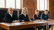 Romy Heiland (Christina Athenst&auml;dt, 2.v.l.), assistiert von Tilly Vogel (Sina Rei&szlig;, 2.v.r.), sowie Oberstaatsanwalt Dr. Wolfgang T&uuml;mmler (Bernhard Schir, l.) k&ouml;nnen im aktuellen Fall, in dem der Sohn von Florian Peiske (Holger B&uuml;low, r.) t&ouml;dlich verletzt wurde, den Ablauf der Tat nur &uuml;ber Indizien nachweisen.