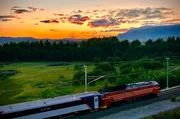 Bahn-Erlebnis in Norwegen: Die Nordlandsbahn im Mittsommer-Nachtlicht bei Trondheim.