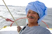Der Nilschiffer und Dichter Mamduh Kalaf Ali begeistert seine Passagiere mit eigenen Gedichten und Liedern. Der Nilschiffer und Dichter Mamduh Kalaf Ali begeistert seine Passagiere mit eigenen Gedichten und Liedern.