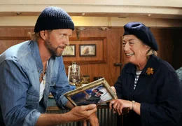 Jan (Jochen Horst) und seine Mutter Lina (Brigitte Janner) schwelgen in Erinnerungen.