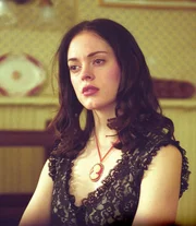 Der Quelle des B&ouml;sen gelingt es, die Kr&auml;fte von Piper und Paige (Rose McGowan) zu stehlen und Leo durch einen W&auml;chter der Finsternis schwer zu verwunden.