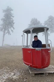 Als die Winter noch schneereich und klirrend kalt waren, ist Eckard Friedrich mit dieser Gondel aus den 1960er Jahren die ganze Saison auf den Wurmberg gefahren. Manchmal konnte der Lehrer aus Braunlage schon Ende November den Hang im Harz hinuterwedeln.
