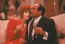 Zusammen mit Carol Dodsworth (Anita Morris, l.) feiert der Gesch&auml;ftsmann Sam Stone (Danny DeVito, r.) die Entf&uuml;hrung seiner ungeliebten Ehefrau ...