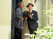 Hilde (Ruth Maria Kubitschek) heckt mit ihrem Freund Theo (Ernst Stankovski) einen Plan aus, um ihre T&ouml;chter zur Eheschlie&szlig;ung zu bewegen.