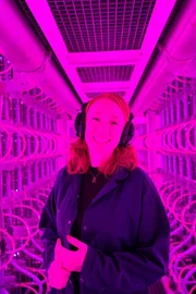 Hannah auf einer Algenfarm, die sich auf die Mikroalgen Nannochloropsis und Spirulina spezialisiert hat. (National Geographic/Ciaran Henry)