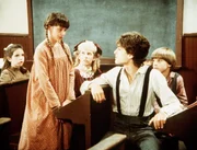 Jenny Wilder (Shannen Doherty, 2.v.l.) erzählt den Kindern in der Schule von ihrem Unfall. Jenny Wilder (Shannen Doherty, 2.v.l.) erzählt den Kindern in der Schule von ihrem Unfall.