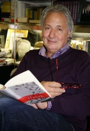 KONRAD JOHANN ALOYSIA BEIKIRCHER - FAST EIN SELBSTPORTRAIT, Film von Klaus Michael Heinz. Konrad Beikircher in seinem Haus in Bonn.