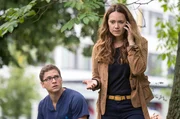 Während Elias Bähr (Stefan Ruppe, l.) sich mit der sympathischen Patientin Valerie (Sarah Maria Besgen, r.) unterhält, bekommt diese einen Anruf von ihrem Professor. Während Elias Bähr (Stefan Ruppe, l.) sich mit der sympathischen Patientin Valerie (Sarah Maria Besgen, r.) unterhält, bekommt diese einen Anruf von ihrem Professor.