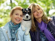 Jutta Kammann (links) und Maren Gilzer mit Hund Hugo.