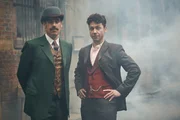 L-R: Arthur Conan Doyle (Stephen Mangan) und Harry Houdini (Michael Weston)