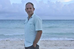Erst viel zu sp&auml;t wird Thomas (Michael Lott) klar, dass seine Ehe auf ganz t&ouml;nernen F&uuml;&szlig;en steht. Spontan bucht er einen Flug nach Mexiko ...