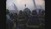Feuerwehrleute beobachten, wie ein Auto aus dem Haufen gehoben wird. (Jon Alpert / DCTV) Feuerwehrleute beobachten, wie ein Auto aus dem Haufen gehoben wird. (Jon Alpert / DCTV)