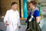 Felix Zeiler (Philipp Moschitz, rechts) läuft nach dem Streit mit seiner Mutter Dr. Roland Heilmann (Thomas Rühmann) in die Arme. Roland erkundigt sich, wie es ihm nach der schlimmen Nachricht geht. Doch Felix weiß nicht, wovon Roland redet. Felix Zeiler (Philipp Moschitz, rechts) läuft nach dem Streit mit seiner Mutter Dr. Roland Heilmann (Thomas Rühmann) in die Arme. Roland erkundigt sich, wie es ihm nach der schlimmen Nachricht geht. Doch Felix weiß nicht, wovon Roland redet.