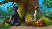Kaa passt auf Baghira auf, w&auml;hrend Balu und Mogli nach einem Heilmittel f&uuml;r Baghiras Pfote suchen. Kaa ist davon &uuml;berzeugt, dass seine Yoga&uuml;bungen Baghira gut tun werden.