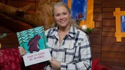 Singa liest ein Buch vor, in dem einem B&auml;ren im verschneiten Wald ein Missgeschick passiert. Schafft er es rechtzeitig zu Weihnachten nach Hause?