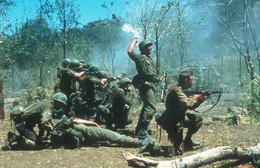 Als erfahrener Milit&auml;r-Stratege ahnt Lieutenant Colonel Hal Moore (Mel Gibson) schon bald, dass er und seine 400 M&auml;nner des Ersten Bataillons der Siebten Kavallerie in eine reine Kamikaze-Aktion getrieben wurden ...
