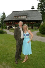 Herbert Schwarz (Gerhart Lippert) besucht seine Tochter Sophie (Eva Habermann) im Huesli.