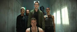 Alexandra Shipp (Ororo Munroe/Tornade), Andrew Stehlin (Red Lotus), Michael Fassbender (Erik Lehnsherr/Magneto), Nicholas Hoult (Hank McCoy/Le Fauve), Kodi Smit-McPhee (Kurt Wagner/Diablo)