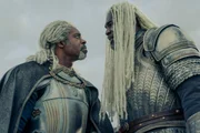 L-R: Ser Vaemond Velaryon (Wil Johnson) und Lord Corlys 'The Sea Snake' Velaryon (Steve Toussaint)