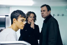 Als Frank (Valentino Fortuzzi, l.) seinen Eltern (Carina Wiese, M., J&ouml;rg Pose, r.) mitteilt, dass er auf die sehnlichst erwartete Leber verzichten will, um Dafinas Leben zu retten, st&ouml;&szlig;t er auf massiven Widerstand ...