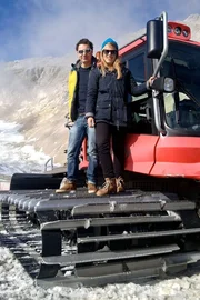 Die Reporter André Gatzke und Esther Brandt entdecken Bayern und sollen an der Zugspitze eine Raupe suchen. Die Reporter André Gatzke und Esther Brandt entdecken Bayern und sollen an der Zugspitze eine Raupe suchen.