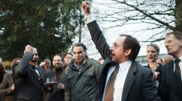 Schatz (Thorsten Merten, Mitte) triumphiert: Wolfs (Sebastian Blomberg, Mitte links) Ergebnisse pushen die Wichtigkeit des BND.