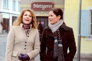 Uschi und Annalena gehen spazieren. Von links: Uschi Guggenmoser (Silke Popp) und Annalena Brunner (Heidrun Gärtner). Weitere Bilder finden Sie unter www.br-foto.de.