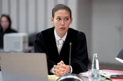 Staatsanw&auml;ltin Henry Mahn (Malaya Stern Takeda) ist von der Schuld des Angeklagten Frank Stolpe &uuml;berzeugt.