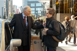 Arthur Shaw (Alan Alda, l.), der in einem Luxus-Appartement des Towers wohnt, begr&uuml;&szlig;t Josh (Ben Stiller, r.), den Geb&auml;ude-Manager, mit dem er am Computer Schach spielt. Hinter Shaws jovialer Fassade verbirgt sich ein gerissener Betr&uuml;ger.
