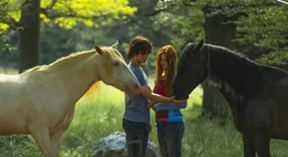 Milan (Jannis Niew&ouml;hner) und Mika (Hanna Binke) mit Hengst Ostwind und der Schimmelstute