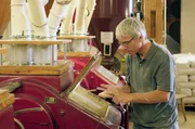 Müllermeister Uli Stietz prüft das Mehl in seiner Getreidemühle im Remstal. Müllermeister Uli Stietz prüft das Mehl in seiner Getreidemühle im Remstal.