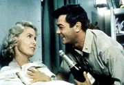 Nick Evan (Tony Curtis) benimmt sich wie auf einem Luxusdampfer und entwickelt Talente in seiner Funktion als Versorgungsoffizier. Mit Leutnant Barbara Dugan (Dina Merrill) will er ein Sektgelage feiern.