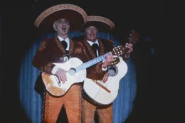 L-R:Det. Lt. Frank Drebin ( Leslie Nielsen),  Ed Hocken (George Kennedy),