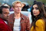 Semir und Paul (Daniel Roesner, M.) dachten, sie hätten schon alles gesehen, aber das ist auch für die beiden neu: Dreharbeiten für ein Bollywood Film - Mitten auf einer bundesdeutschen Autobahn. Die Bollywood-Queen Priya Shetty (Stefania Kavas) und ihr Produzent Khan (Prashant Jaiswal) sind alles andere als begeistert, dass die Autobahnpolizisten durch einen Crash die Dreharbeiten ruiniert haben. Paul hingegen ist von der hübschen Schauspielerin sehr angetan. Semir und Paul (Daniel Roesner, M.) dachten, sie hätten schon alles gesehen, aber das ist auch für die beiden neu: Dreharbeiten für ein Bollywood Film - Mitten auf einer bundesdeutschen Autobahn. Die Bollywood-Queen Priya Shetty (Stefania Kavas) und ihr Produzent Khan (Prashant Jaiswal) sind alles andere als begeistert, dass die Autobahnpolizisten durch einen Crash die Dreharbeiten ruiniert haben. Paul hingegen ist von der hübschen Schauspielerin sehr angetan.