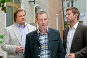 Wie auch das Mordopfer äußern die Cops Hartl (Michael A. Grimm, l.) und Hansen (Igor Jeftic, r.) den Verdacht, dass Biobauer Friedel (Sven Kramer, m.) mit unlauteren Methoden arbeitet. Wie auch das Mordopfer äußern die Cops Hartl (Michael A. Grimm, l.) und Hansen (Igor Jeftic, r.) den Verdacht, dass Biobauer Friedel (Sven Kramer, m.) mit unlauteren Methoden arbeitet.