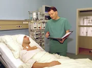 MDR Fernsehen IN ALLER FREUNDSCHAFT FOLGE 227, "Lass uns Freunde bleiben", am Samstag um 15:10 Uhr. Holger Wenner (Falk-Willy Wild) liegt nach der Operation auf der Intensivstation.