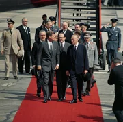 Konrad Adenauer empf&auml;ngt am K&ouml;ln Bonner Flughafen John F. Kennedy zu einem Staatsbesuch.