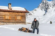Auf einem alten Schlitten will Martin (Hans Sigl, r.) Lisa (Henriette Richter-Röhl, l.) ins Tal bringen. Es ist die einzige Chance, das Leben der jungen Frau zu retten. Auf einem alten Schlitten will Martin (Hans Sigl, r.) Lisa (Henriette Richter-Röhl, l.) ins Tal bringen. Es ist die einzige Chance, das Leben der jungen Frau zu retten.