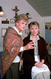 Wei&szlig; Irene Rutledge (Tess Harper, r.) mehr &uuml;ber den Mord an dem Maler Simon Thane, als sie zugibt? Jessica (Angela Lansbury, l.) versucht das herauszufinden ...