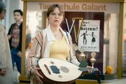 Monika Franck-Schöllack (Sonja Gerhardt) ist noch immer fassungslos über die Festnahme des Musikers, der seine Oud bei der Festnahme vergessen hat. Monika Franck-Schöllack (Sonja Gerhardt) ist noch immer fassungslos über die Festnahme des Musikers, der seine Oud bei der Festnahme vergessen hat.
