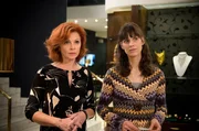 Juwelierin Elisabeth Lange (Heike Trinker, links) und ihre Mitarbeiterin Sabrina Bux (Sophie Lutz, rechts) sprechen mit Kommissar Frank Thiel. Juwelierin Elisabeth Lange (Heike Trinker, links) und ihre Mitarbeiterin Sabrina Bux (Sophie Lutz, rechts) sprechen mit Kommissar Frank Thiel.