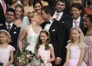 Zum Hochzeitsfoto haben sich alle bereitgestellt: Gisa Zach als Nina Petersen, Hubertus Grimm als Ben Petersen.