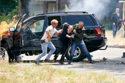 Meier hat versucht, vor Semir und Paul zu flüchten. Bevor Meiers Auto explodiert, retten ihn die Autobahnpolizisten aus dem Wrack. Meier hat versucht, vor Semir und Paul zu flüchten. Bevor Meiers Auto explodiert, retten ihn die Autobahnpolizisten aus dem Wrack.