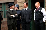 Allen Clegg (Stargast Matthew Bennett, l.) berät sich mit Murdoch (Yannick Bisson, M.) und Brackenreid (Thomas Craig, r.). Allen Clegg (Stargast Matthew Bennett, l.) berät sich mit Murdoch (Yannick Bisson, M.) und Brackenreid (Thomas Craig, r.).