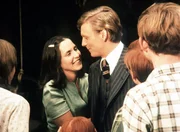 Olivia (Deborah White, l.) wünscht sich sehr, ihre Hochzeit mit Bob (Bruce Davison, 3.v.r.) in Walton's Mountain zu feiern. Olivia (Deborah White, l.) wünscht sich sehr, ihre Hochzeit mit Bob (Bruce Davison, 3.v.r.) in Walton's Mountain zu feiern.