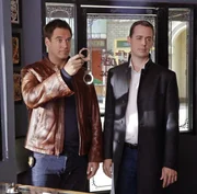 Untersuchen einen Mord, der auf einen 40 Jahre alten Fall hinweist: Tony (Michael Weatherly, l.) und McGee (Sean Murray, r.) ...