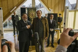 Von links: Die Monstranz wird unter den Augen von H&ouml;sch (Walter Hartmann), Kluftinger (Herbert Knaup) und Maier (Johannes Allmeyer) wieder ins Museum gebracht.