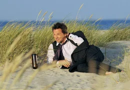 Strafe muss sein: Der treulose Stefan (David C. Bunners) hat die Nacht allein am zugigen Strand verbracht.